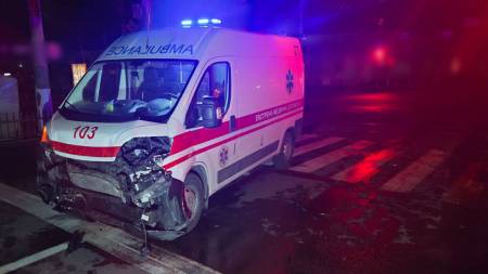 У Кременчуці Infiniti зіткнувся з автомобілем швидкої та травмував пішохода — поліція шукає водія