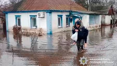 На Полтавщині поліцейські врятували 85-річного чоловіка з підтопленого будинку