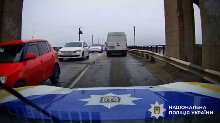 У Кременчуці поліцейські врятували неповнолітню, яка планувала стрибнути з мосту