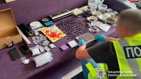 У Полтаві затримали жінку, яка організувала схему збуту наркотиків через поштові відправлення