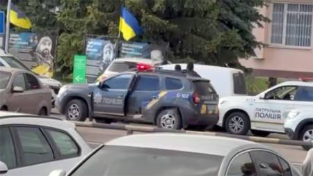 У Розсошенцях водій пошкодив службове авто поліції та намагався втекти