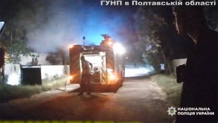 Спокійно спала і не здогадувалася про біду: на Миргородщині поліцейські помітили палаючий будинок та вивели з вогню пенсіонерку