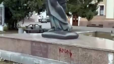 У Полтаві невідомі обмалювали афішу та фонтан: поліція розпочала перевірку